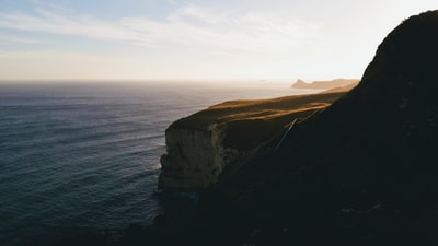 蓝天下海边的岩层